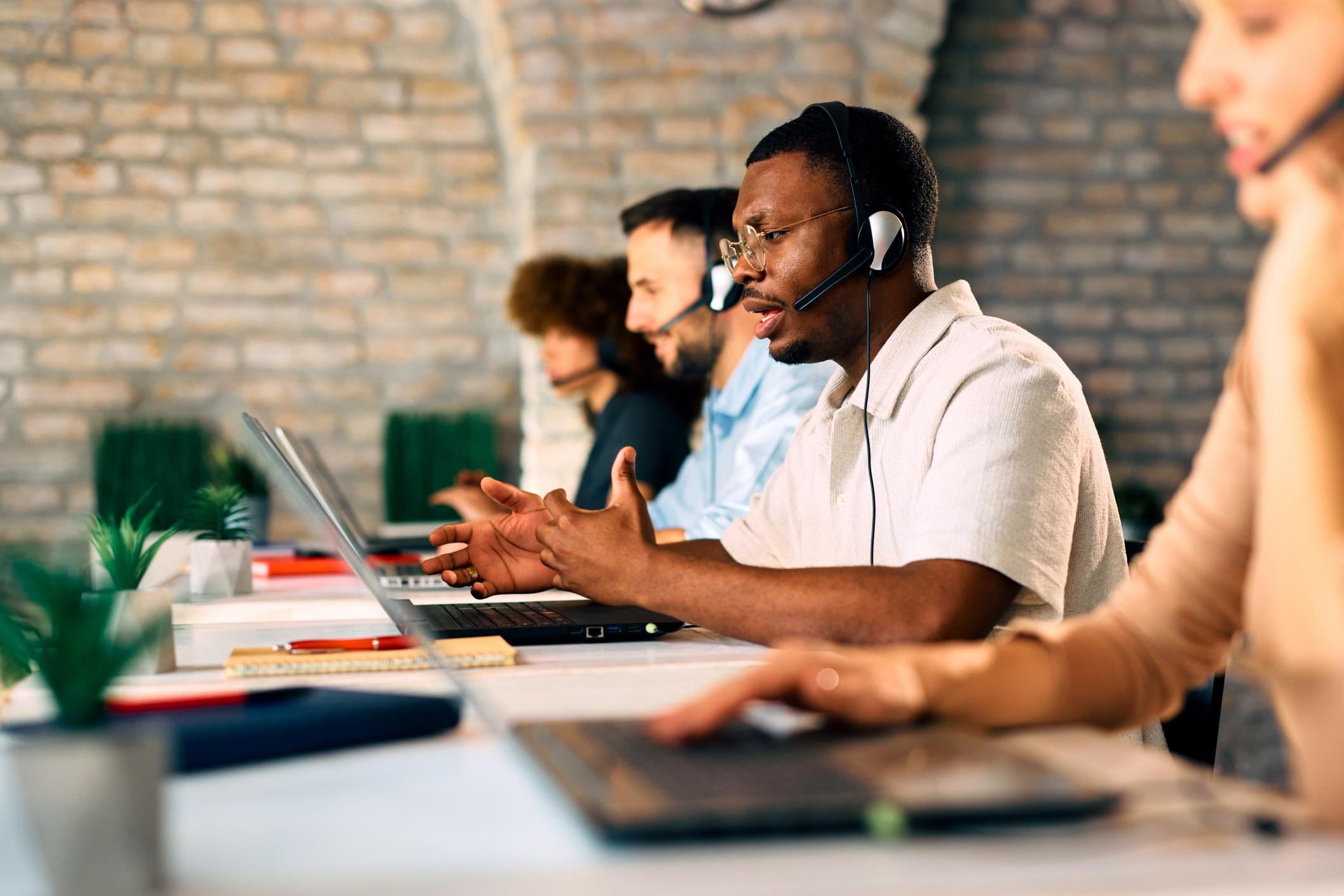 فريق عمل داخل مساحة مكتبية حديثة